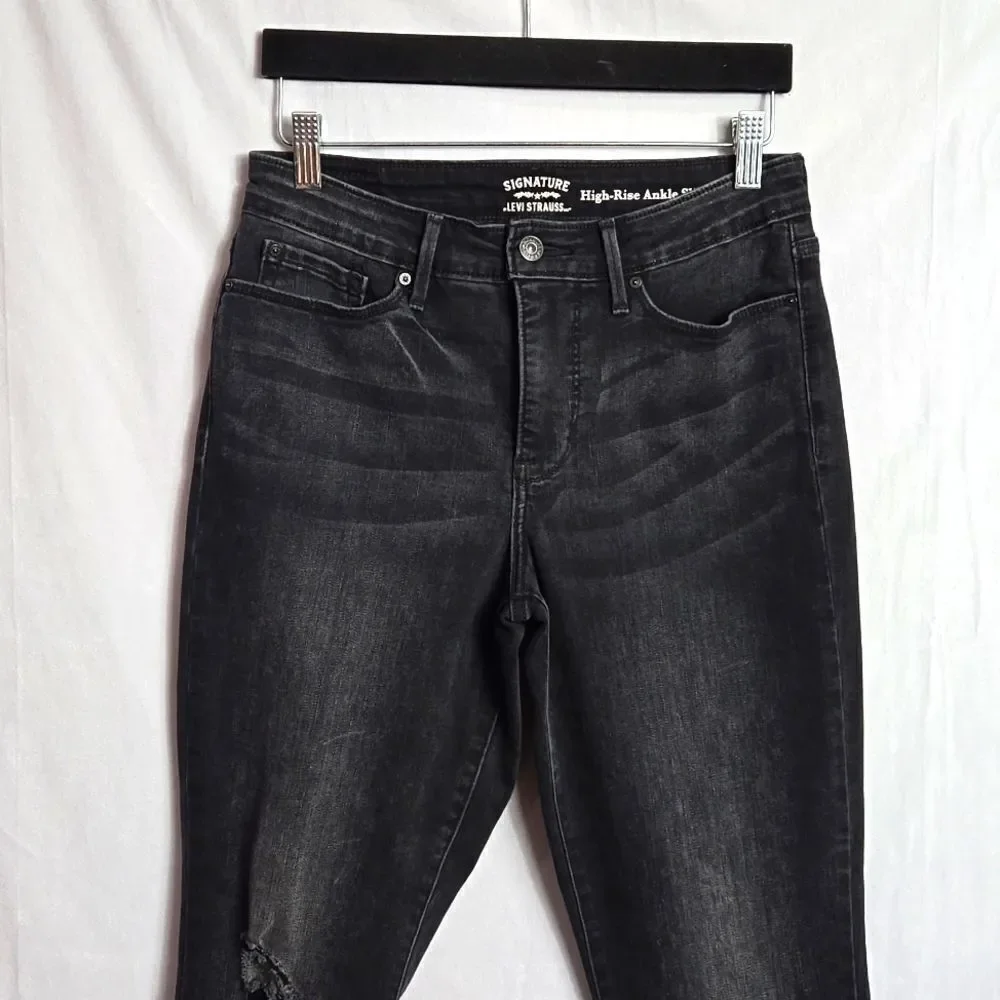 🖤5/$20🖤 SIGNATURE..LEVI STRAUSS.. High-rise, ankle, slim black jeans..